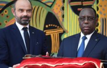 LA FRANCE REMET AU SÉNÉGAL UN SABRE CHARGÉ D'HISTOIRE ET DE SIGNIFICATION POLITIQUE