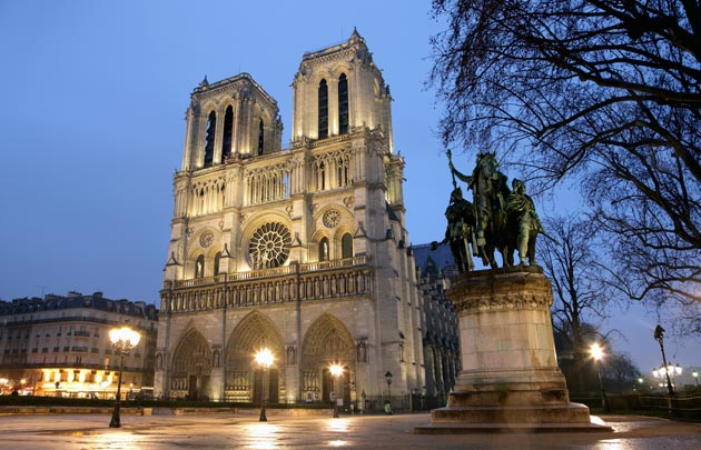 La cathédrale Notre-Dame de Paris n'a pas célébré la messe de Noël, une première!